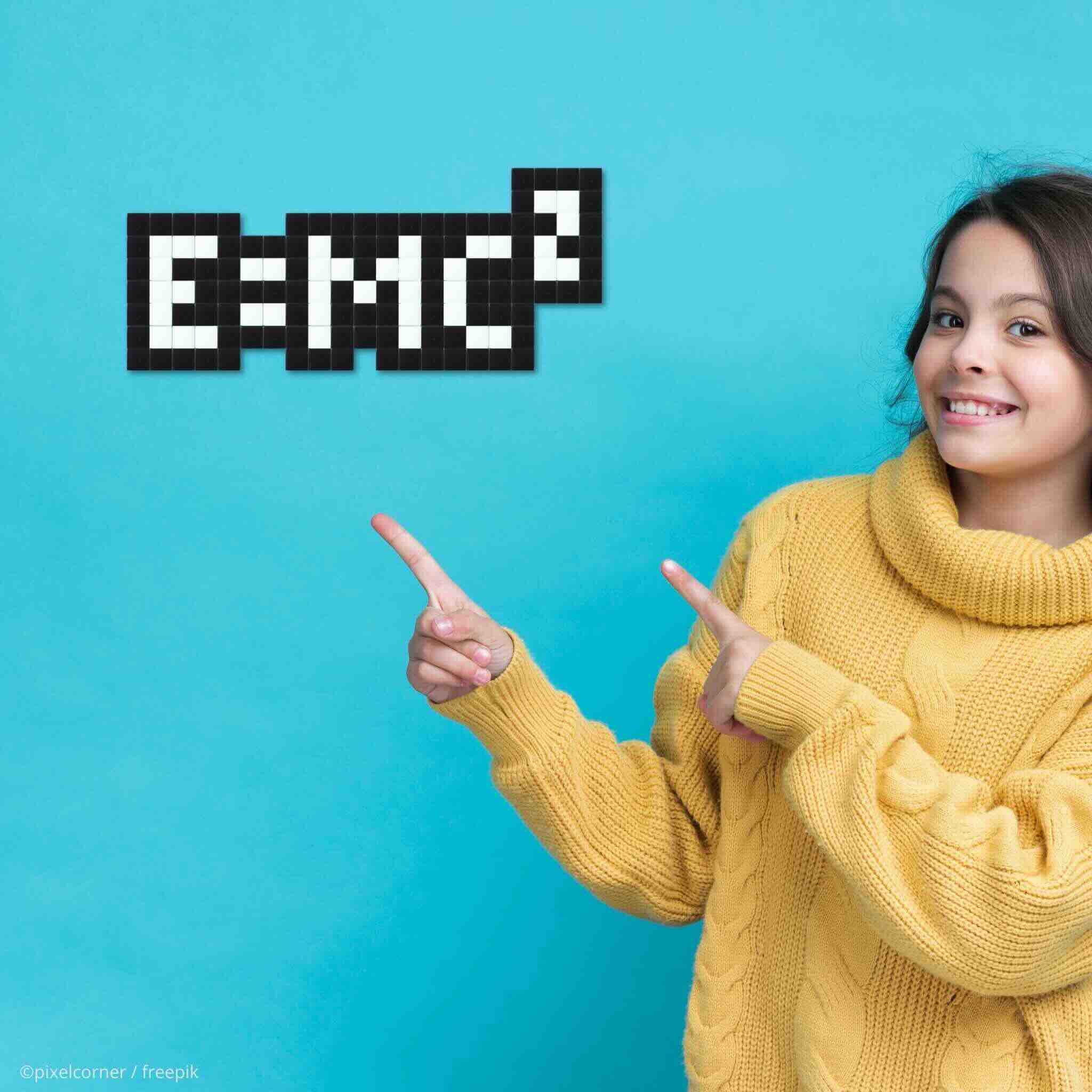 jeune fille brune sur fond bleu qui montre un kit de mosaïque de verre diy collé au mur e = mc2