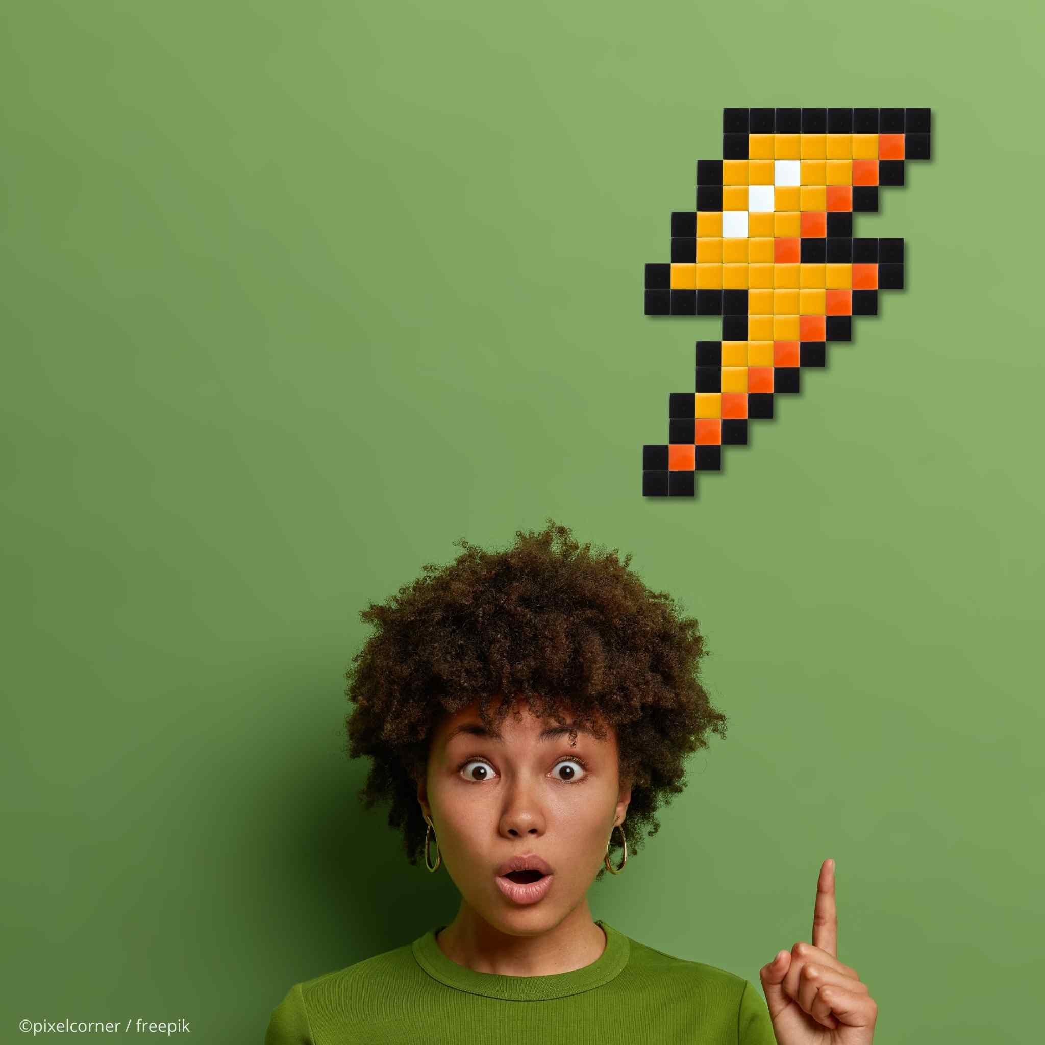 jeune femme etonnée sur fond vert montrant un kit de mosaïque diy pixel art en forme d'eclair jaune
