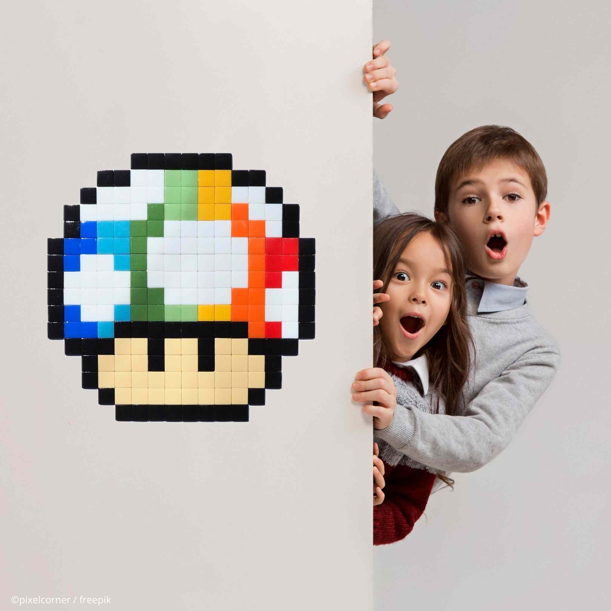 Deux enfants un garcon et petite fille content et surpris avec un champignon en pixel art géant et couleur arc-en-ciel en décoration de chambre mosaïque