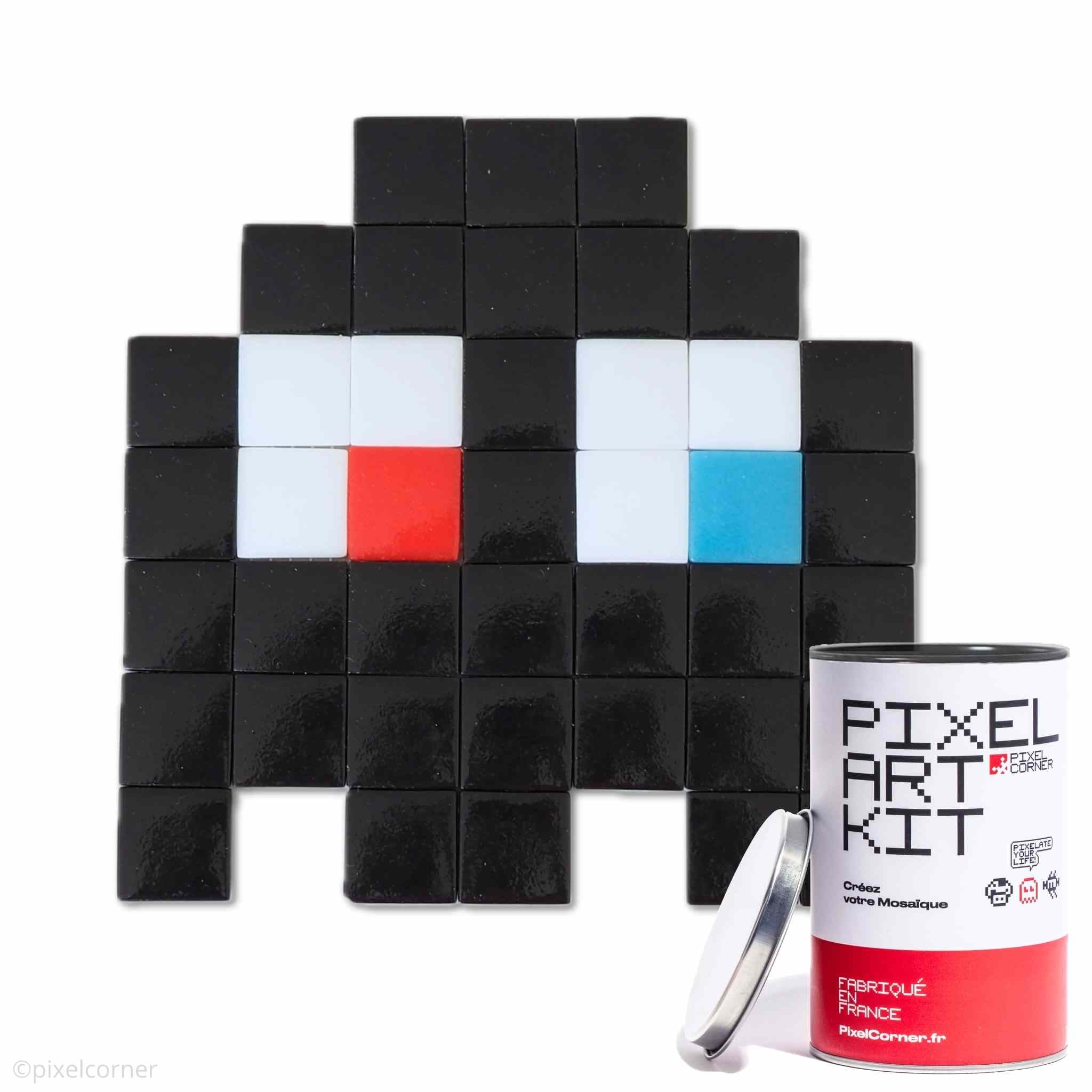 Un fantome noir en pixel art retro gaming arcade pacman avec des carreaux de mosaïque de verre avec une boite de pixel art kit diy au premier plan