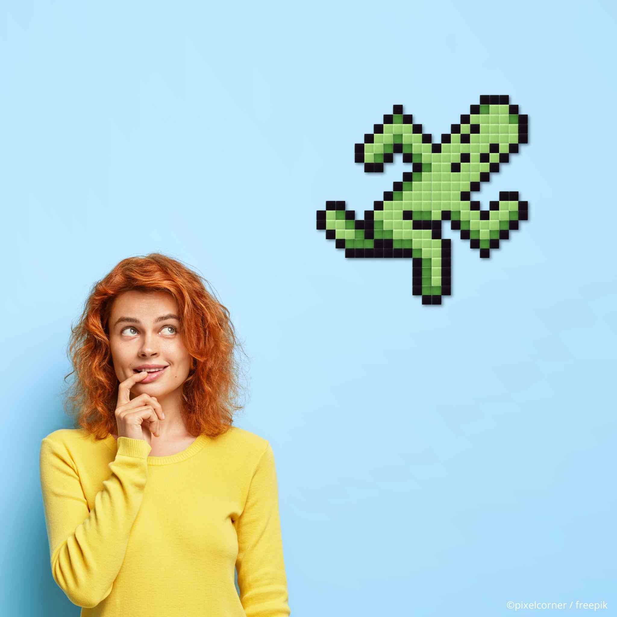 Une femme rousse sur fond bleu regarde un Pixel Art Kit "Pampa Run" la mosaïque diy décorative et créative