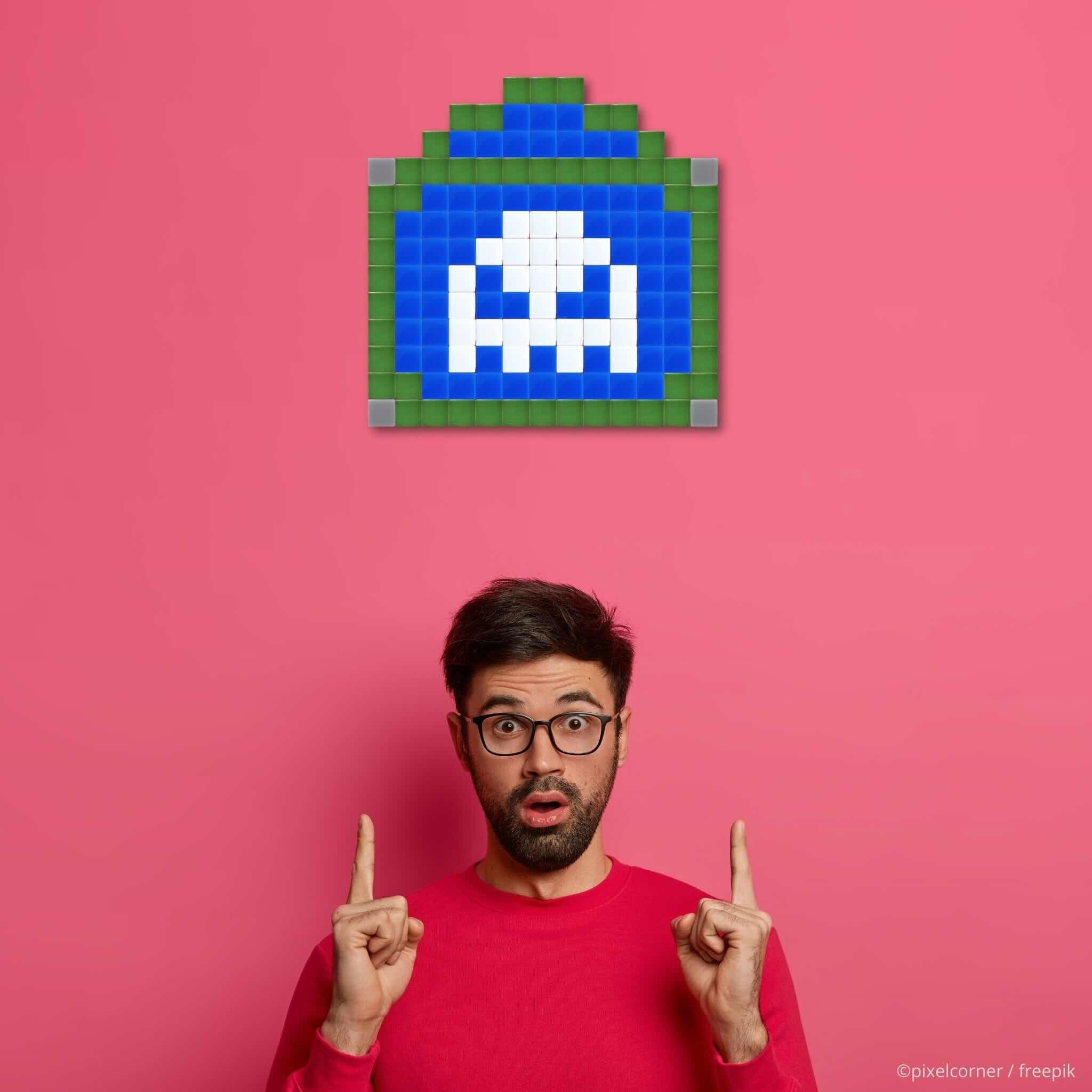 un homme en pull rouge etonné montrant un Pixel Art Kit "Paris Street(s)" version fantome en colere space invader - Kits de loisirs créatifs