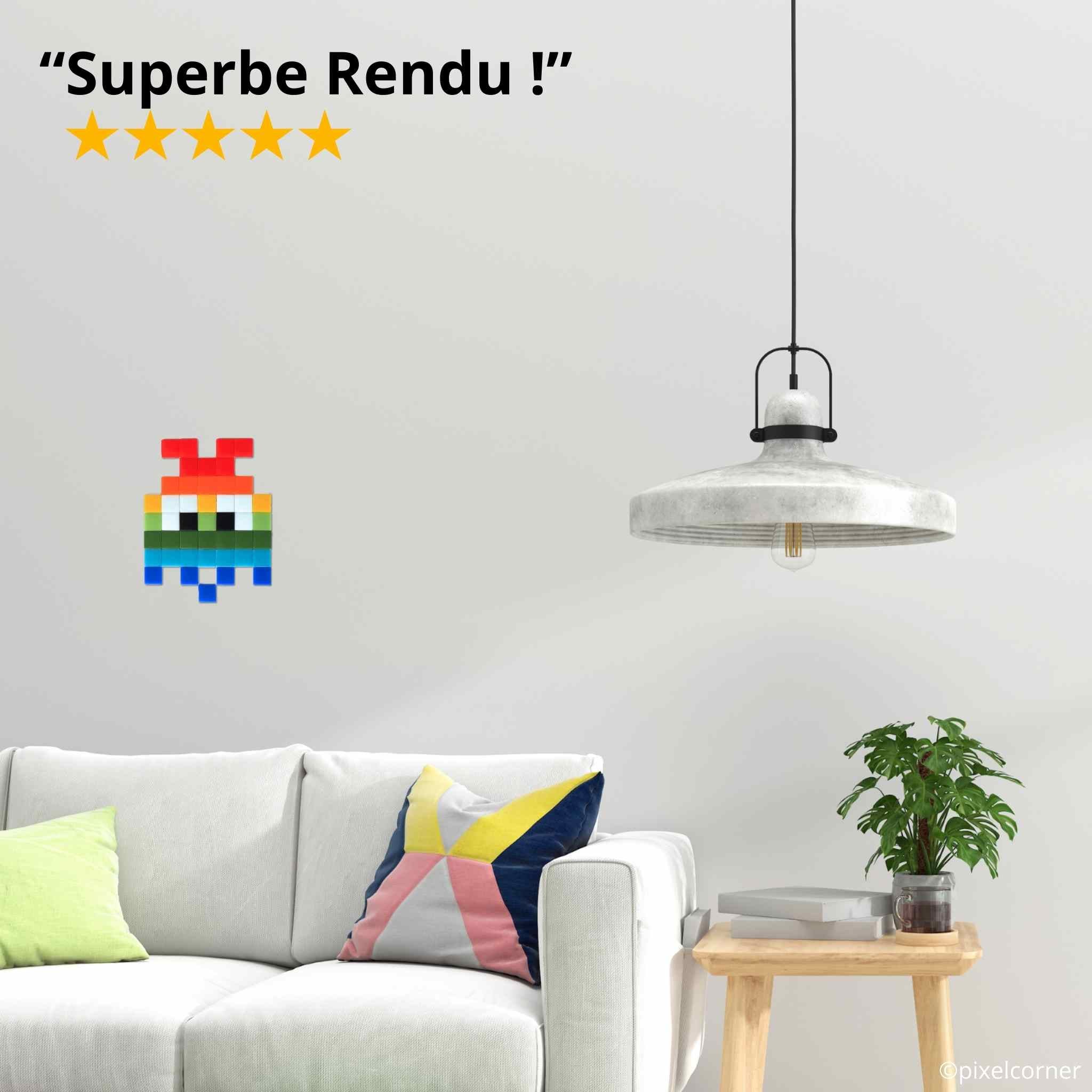 un fantome arc-en-ciel en pixel art simple en décoration murale d'un salon hipster cozy